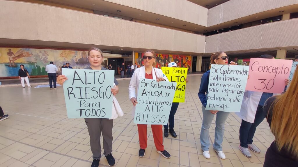 Manifestación de trabajadores de Salud en el Palacio de Gobierno.