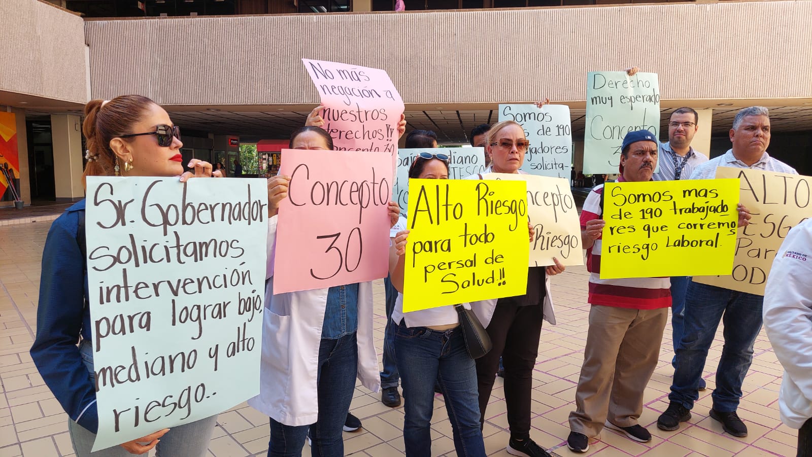 Manifestación de trabajadores de Salud en el Palacio de Gobierno.