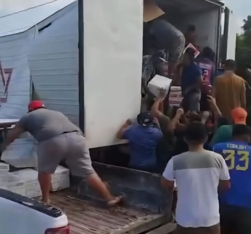 Trasciende rapiña de artículos de papelería tras falla mecánica de un tráiler en Palmillas, Escuinapa