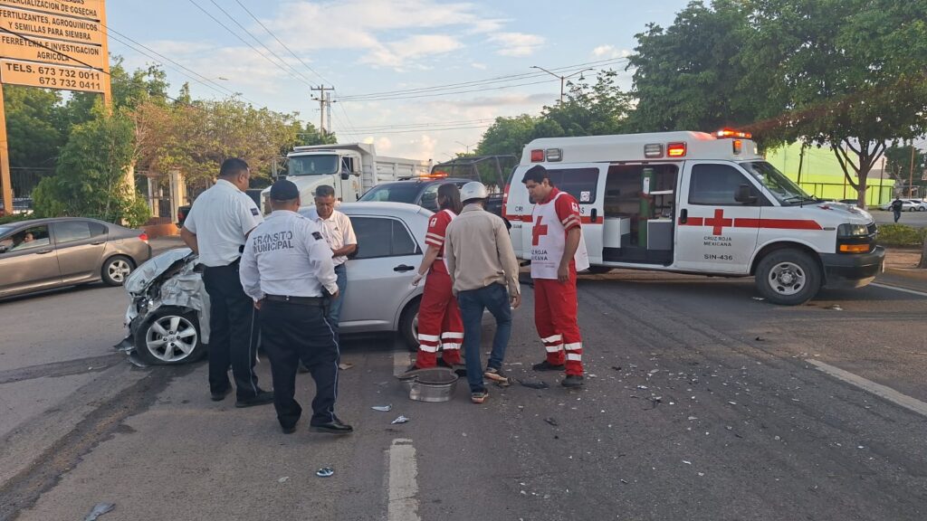 Un lesionado y cuantiosos daños, el saldo de un aparatoso choque en Guamúchil