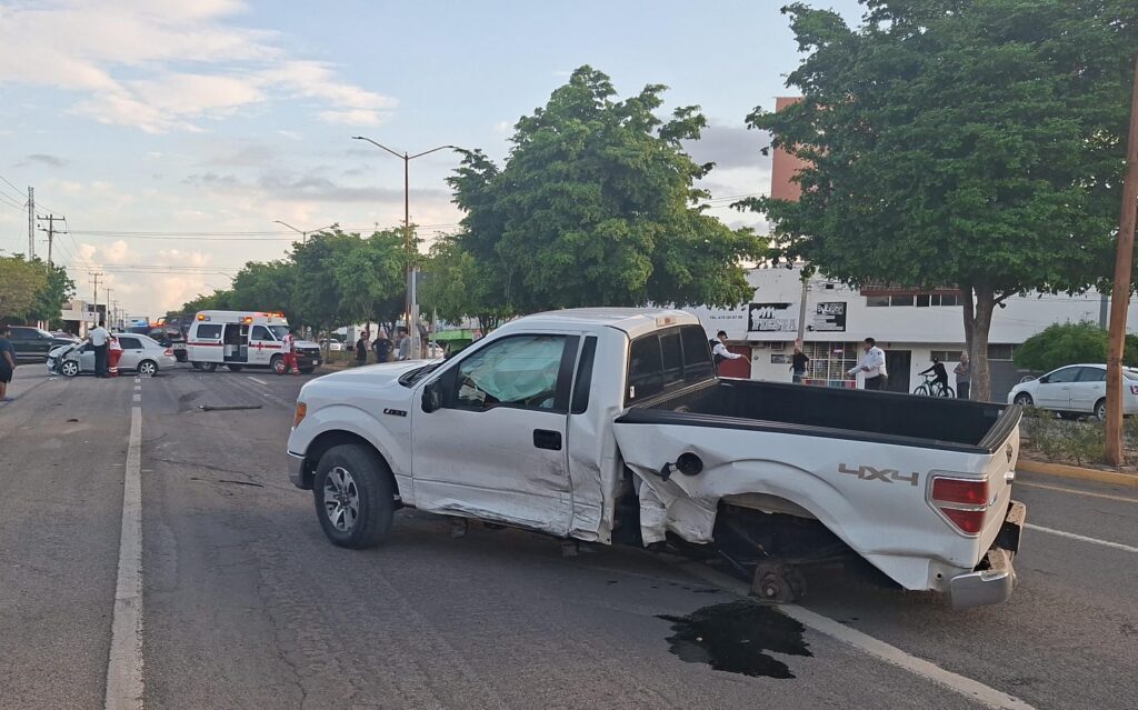 Un lesionado y cuantiosos daños, el saldo de un aparatoso choque en Guamúchil