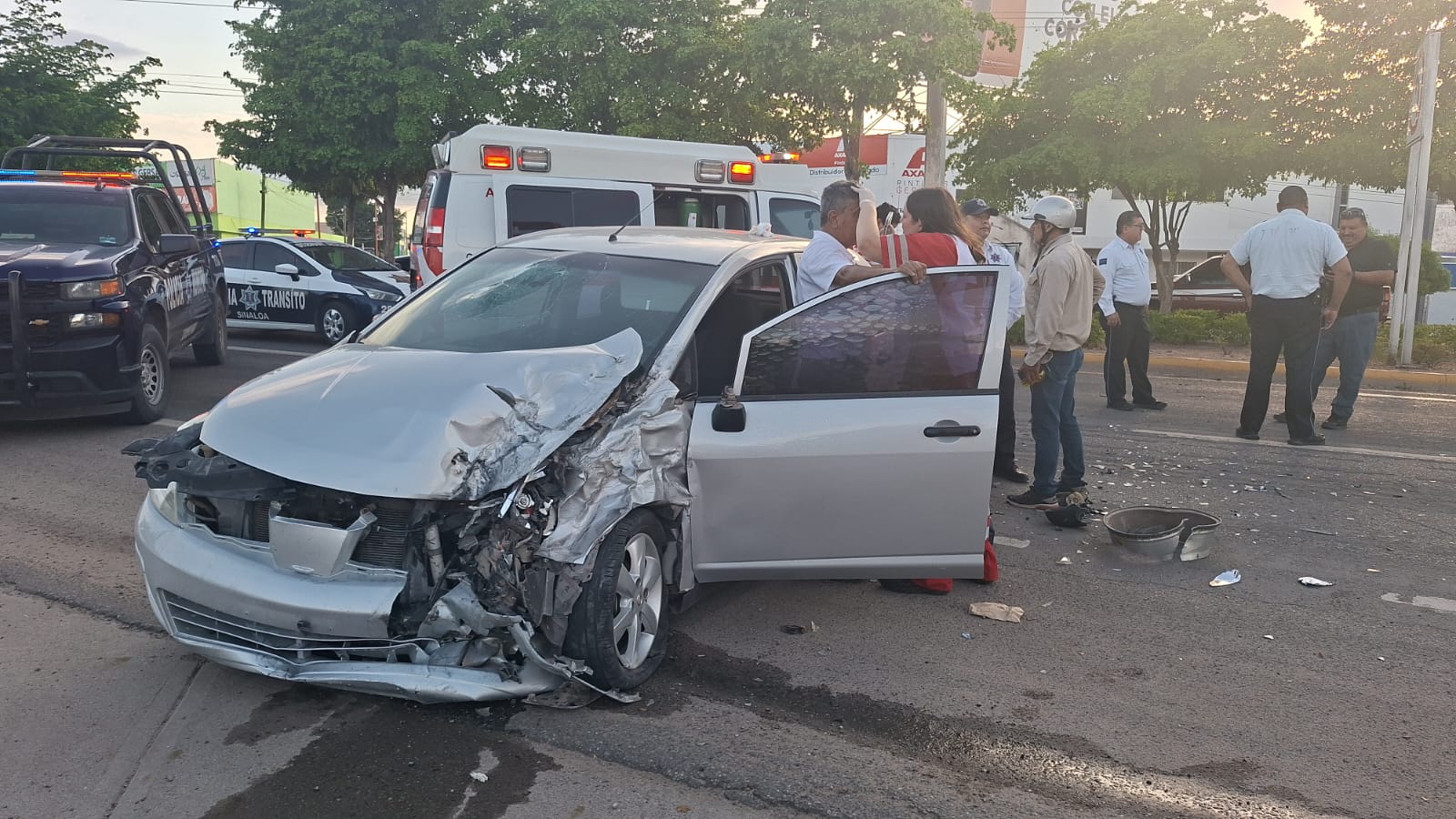 Un lesionado y cuantiosos daños, el saldo de un aparatoso choque en Guamúchil