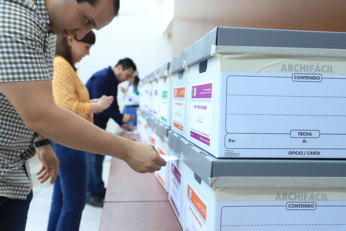 Universitarios participan en histórica consulta de la UAS