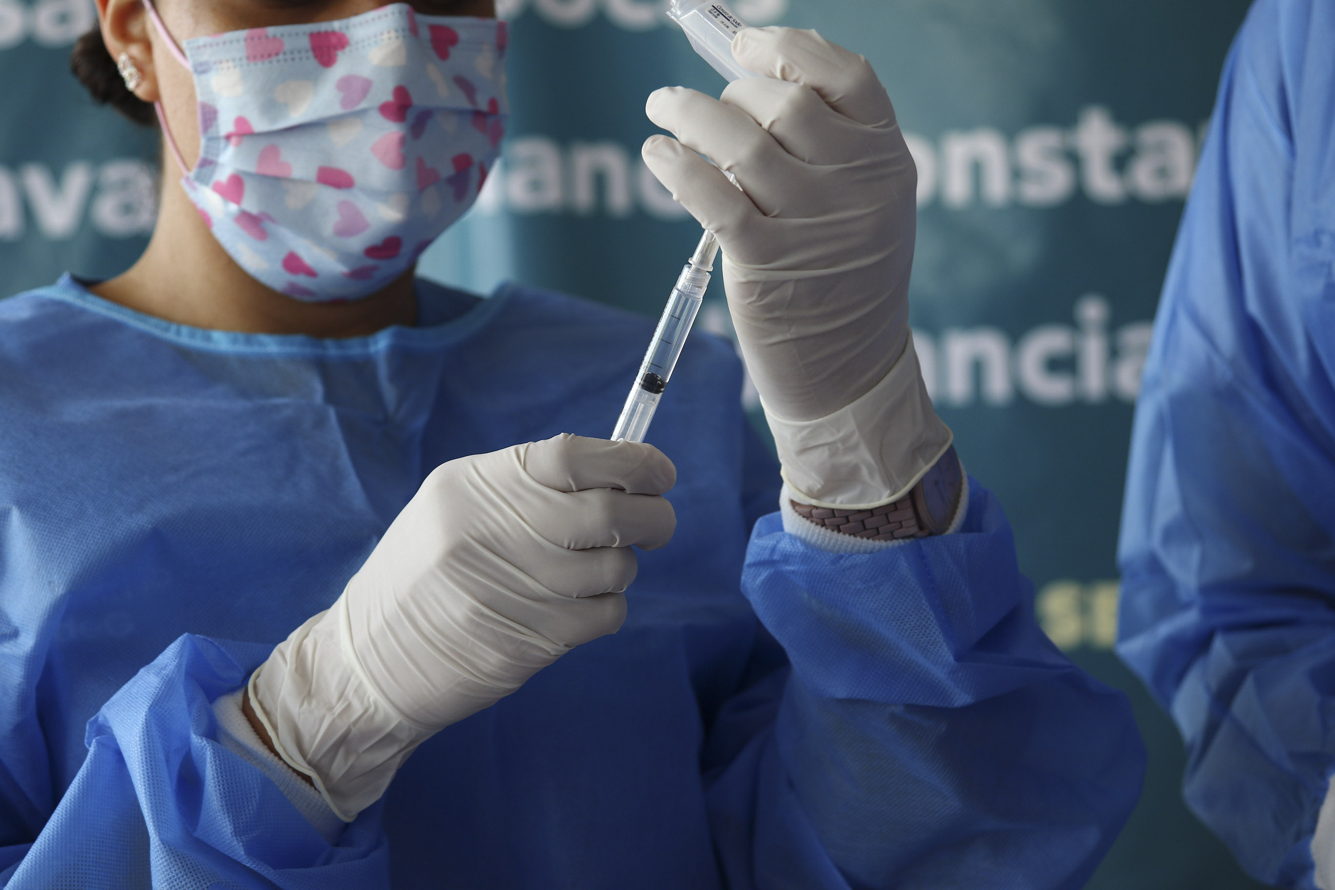 Especialista de salud preparando una dosis de vacuna.