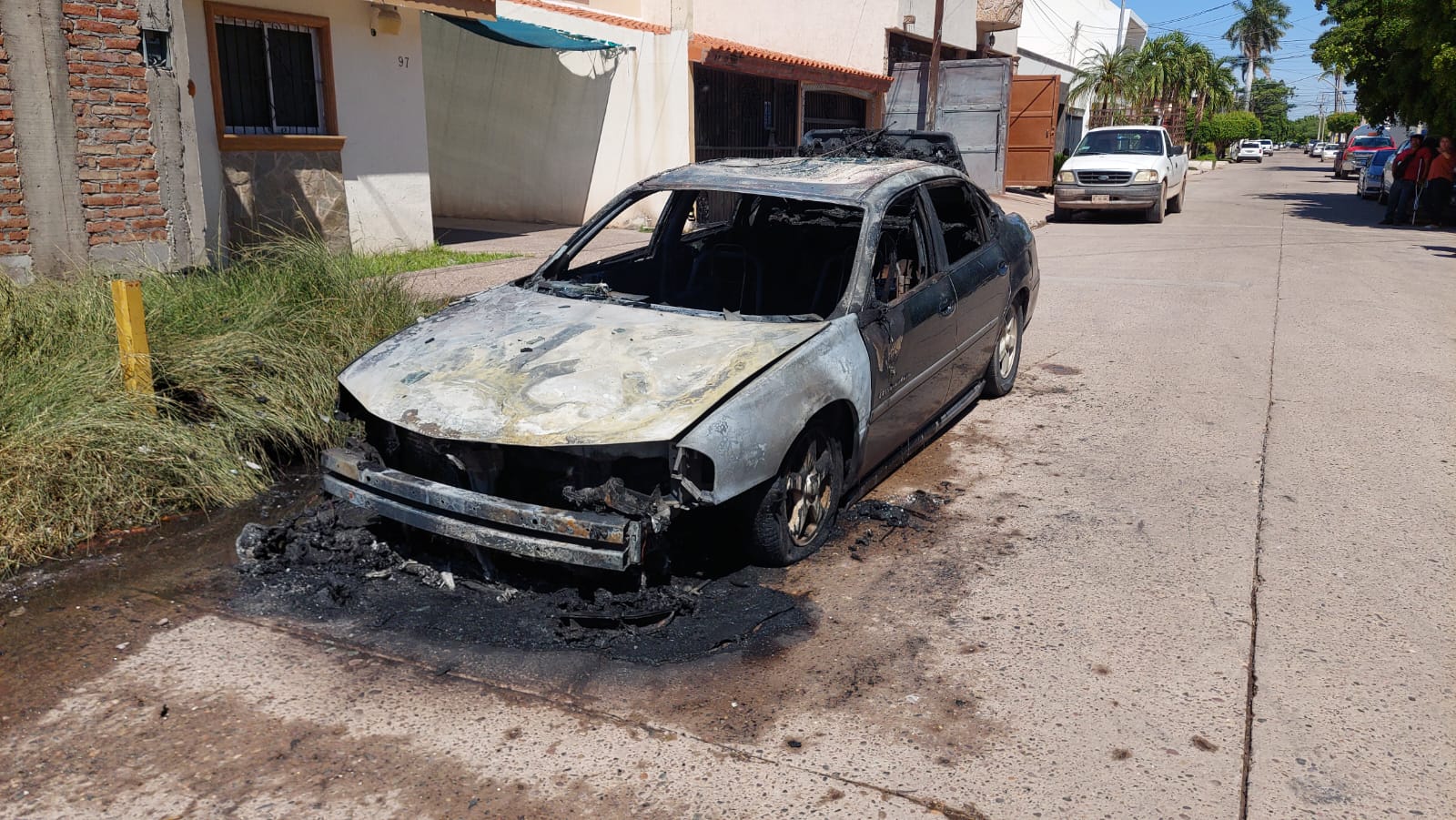 Vehículo calcinado y en pérdida total tras incendiarse.