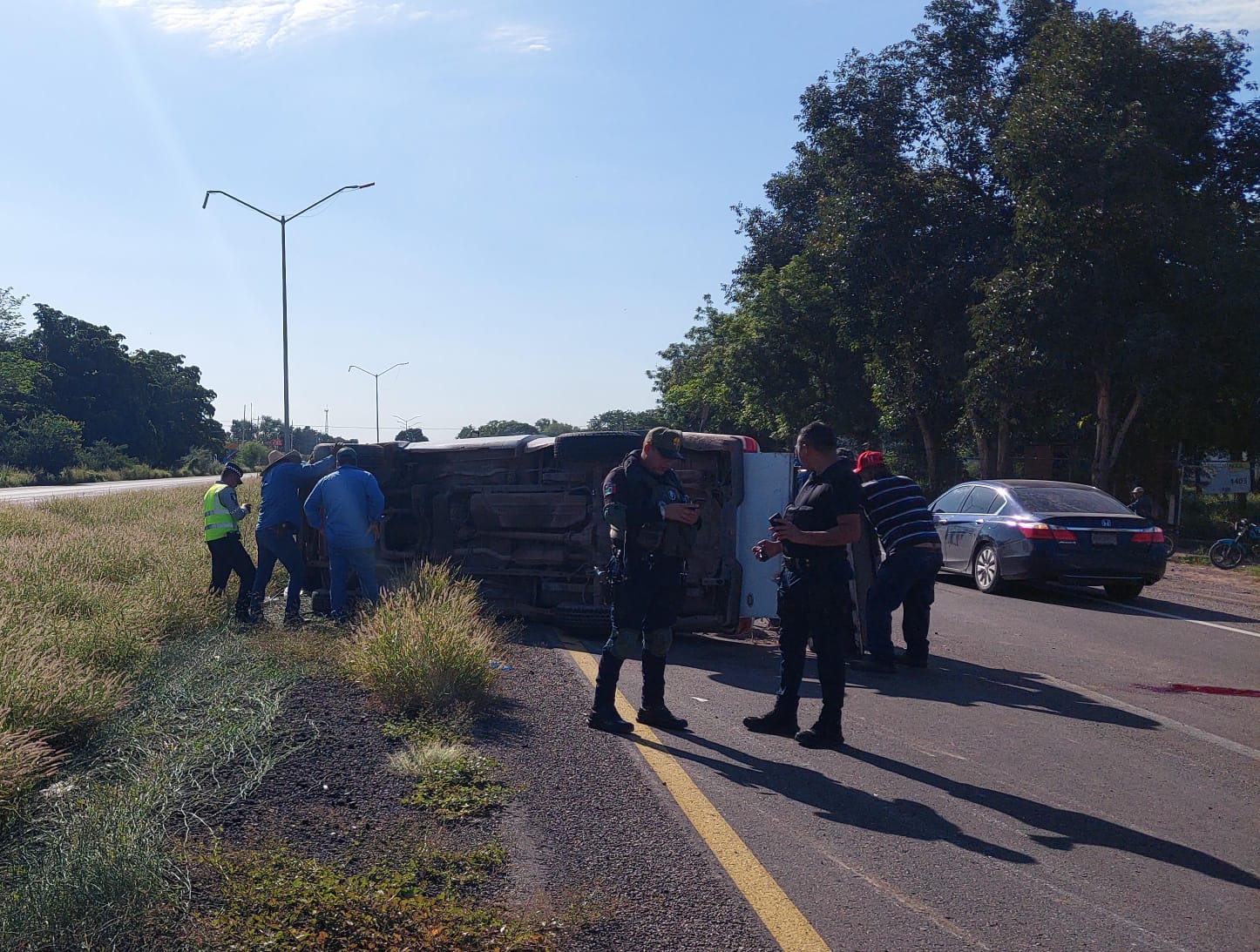 Unidad volcada en la carretera Internacional México 15.