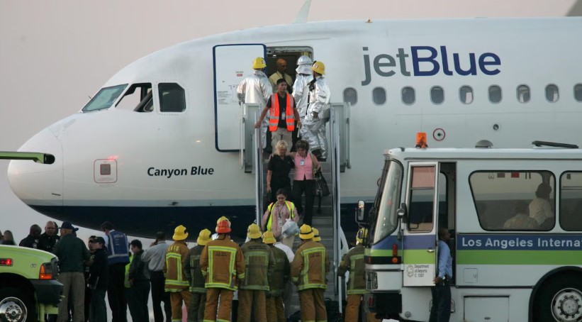Seis mexicanos viajaban en vuelo de JetBlue que aterrizó de emergencia en Florida; uno resultó herido