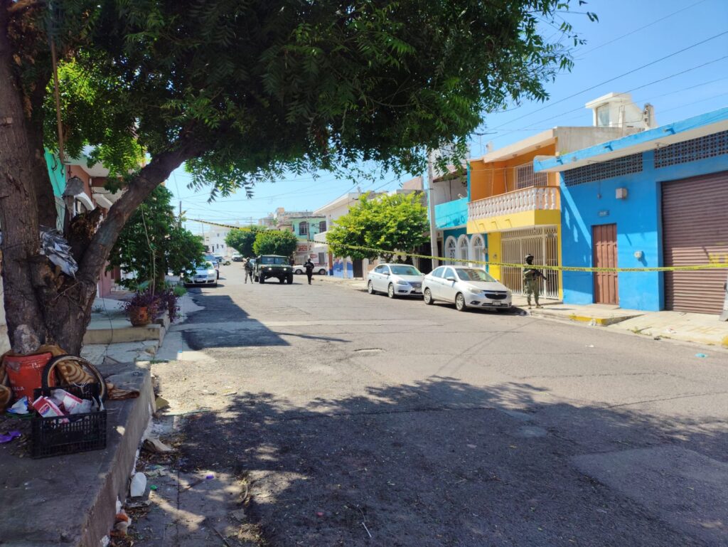 Fuerzas federales y estatales aseguran armas y droga en cateos en distintas colonias de Mazatlán