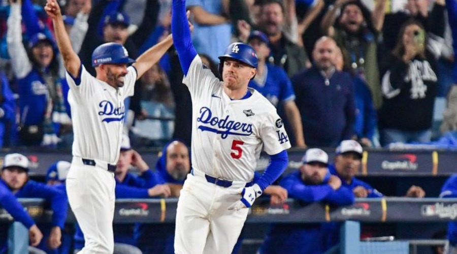 Freddie Freeman celebra su jonrón en el Juego 3 de Serie Mundial 2025