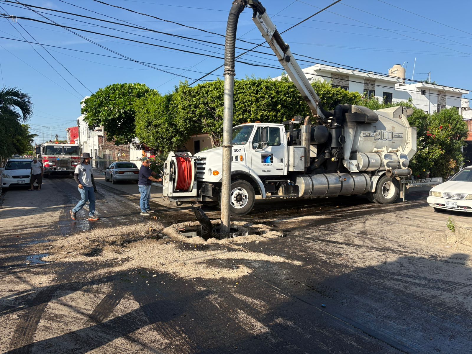Aceite de motor de carros en alcantarilla