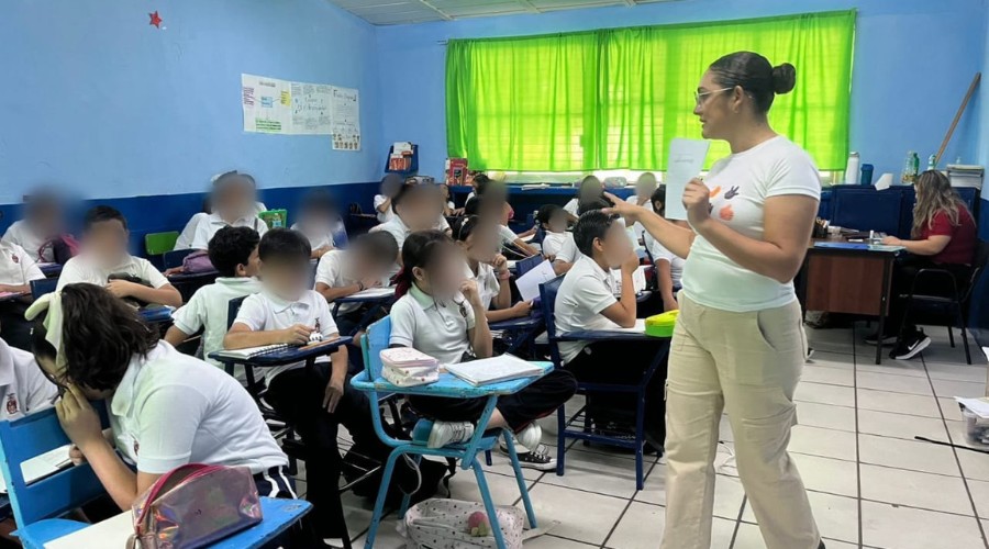 Charla de prevención de drogas con estudiantes.