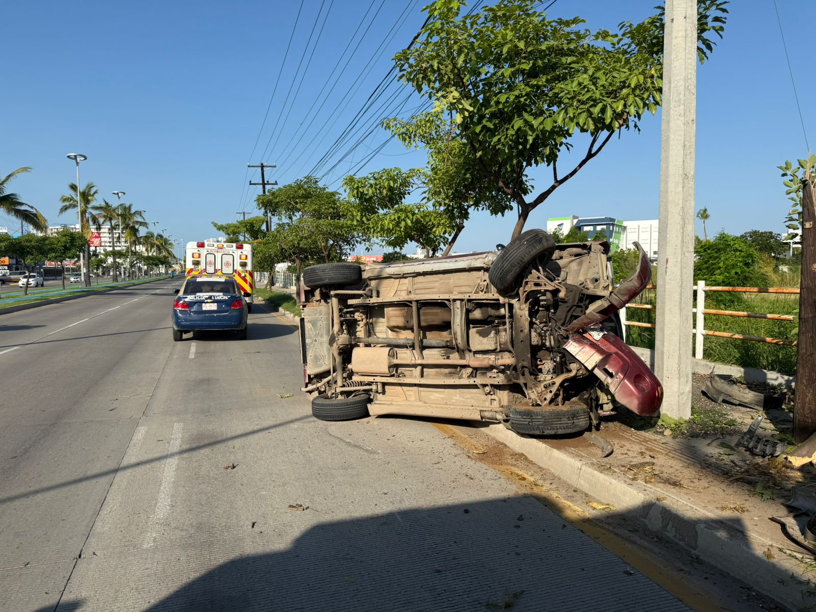 Aparatosa volcadura en Mazatlán