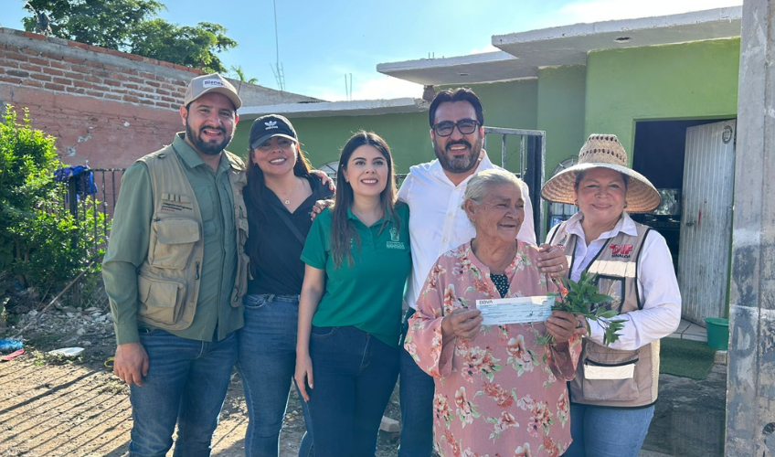 El alcalde Juan de Dios Gámez Mendívil entrega apoyo económico a familia de Culiacán