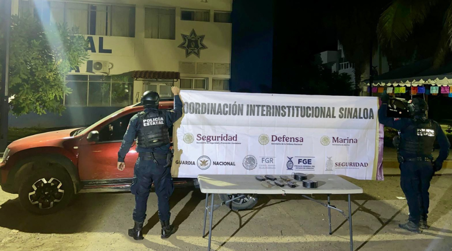 Elementos federales aseguran vehículo junto con cargadores de armas de fuego