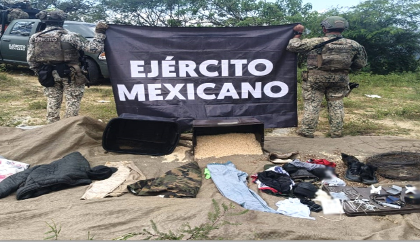 Elementos de Defensa asegura armas, ropa táctica y cargadores en campamentos clandestinos