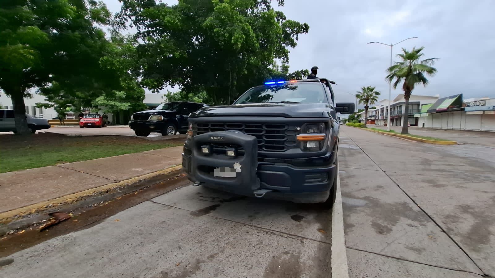 Ataque armado en Valle Alto, Culiacán, deja a un policía lesionado por esquirlas y vehículos baleados