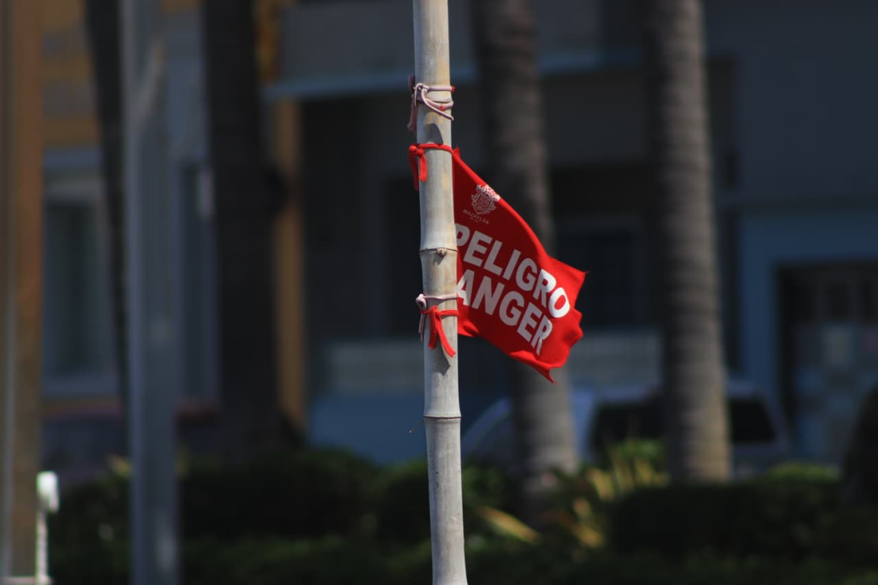 banderín rojo en playa de Mazatlán