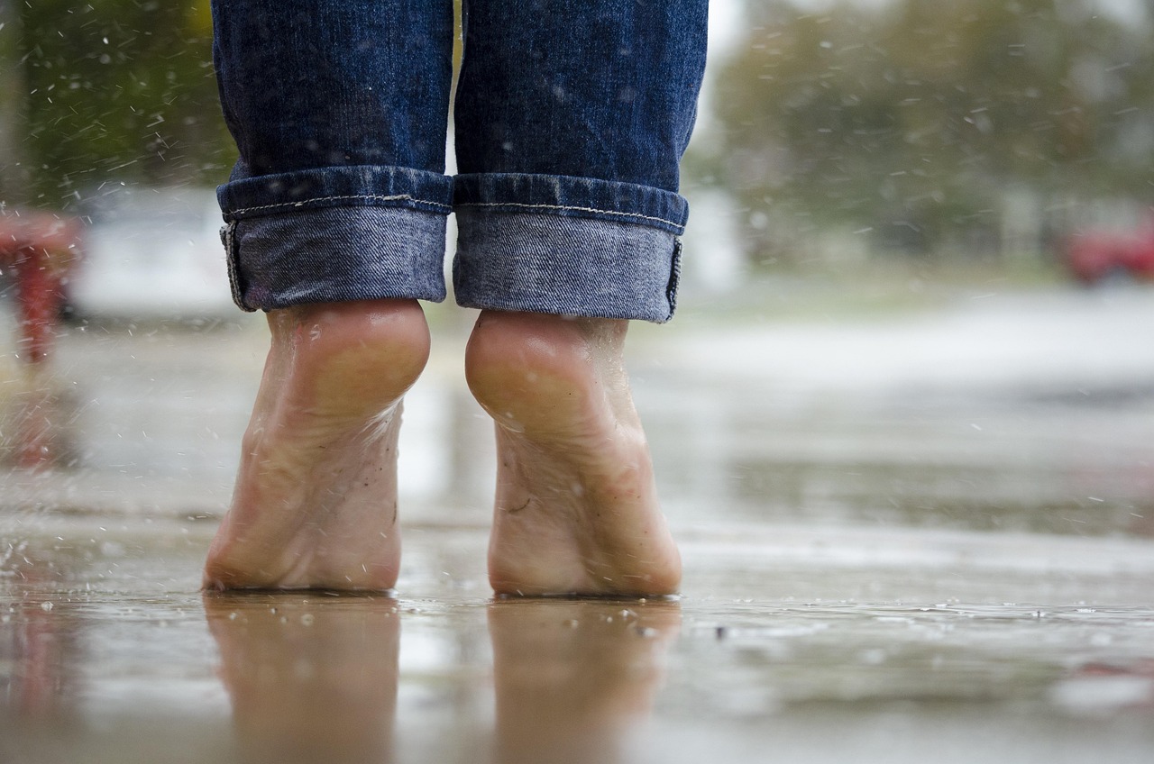 Pies descalzos en el suelo húmero tras lluvias