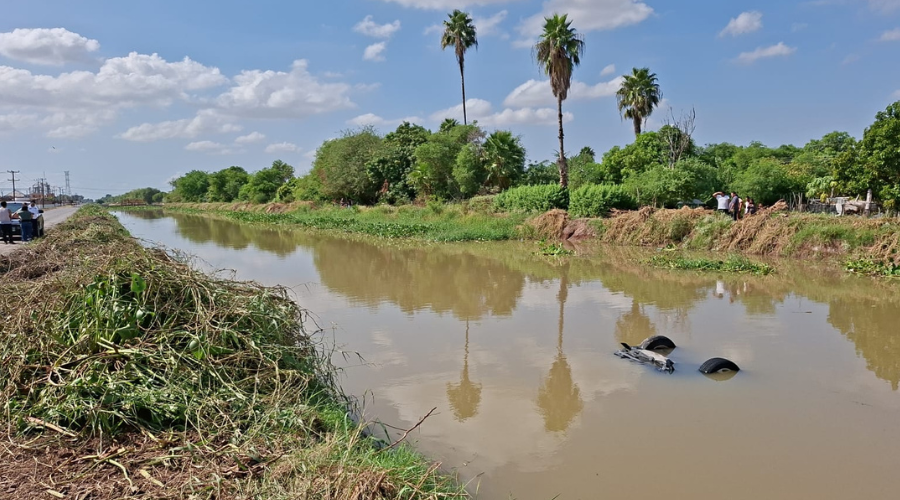 La camioneta de un joven cae al canal Lateral 18 en Ahome
