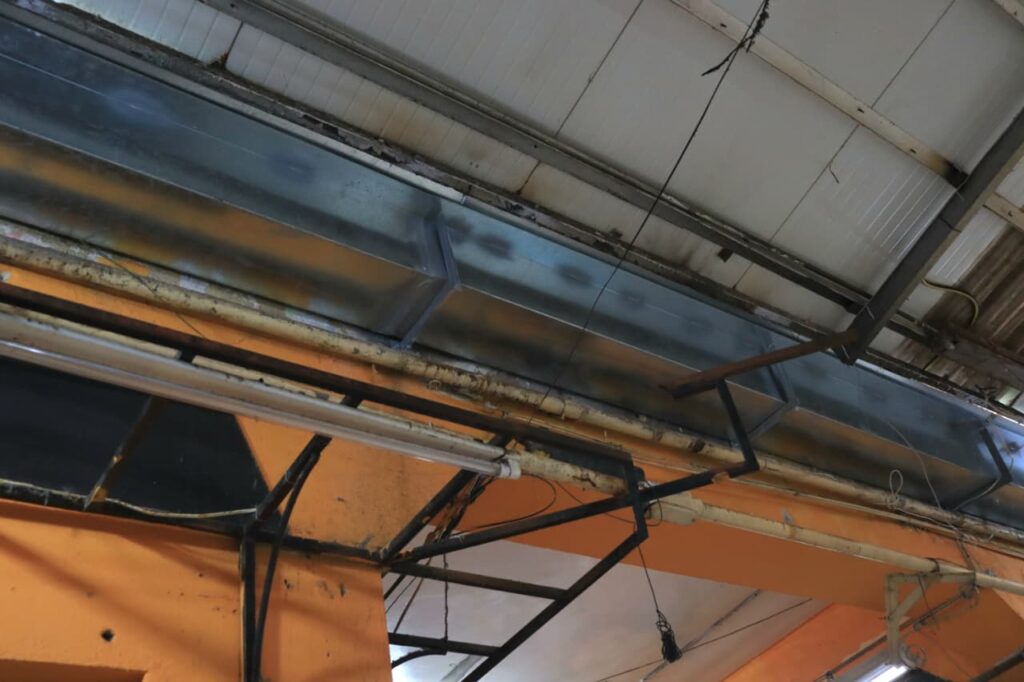 Canaletas pluviales en el mercado José María Pino Suárez.