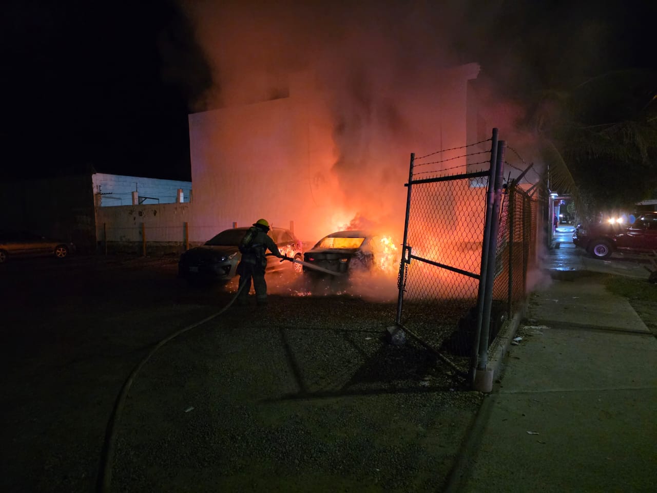 Carros estacionados se incendian