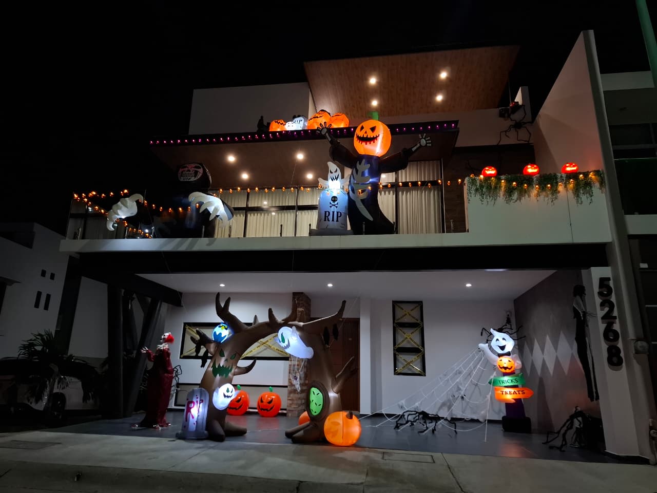 Casa decorada con adornos de Halloween.