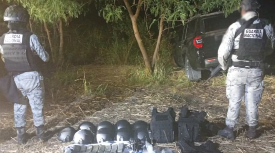 Autoridades de la SSPC localiza vehículo con nueve cascos balísticos y armas en su interior