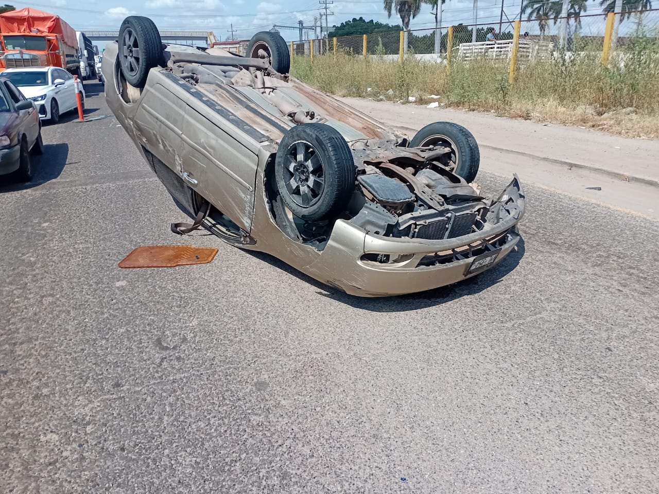 Choque y volcadura en Guasave