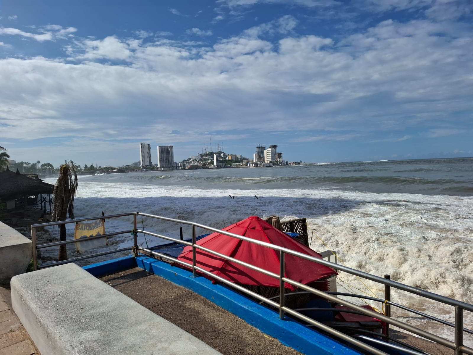 Fuerte oleaje en playas de Mazatlán por efectos de huracán Priscilla.