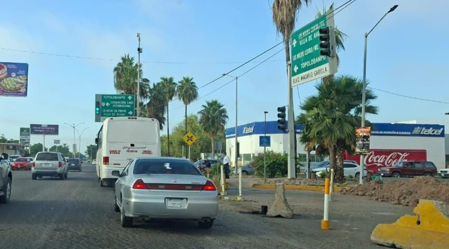Congestionamiento vial en el cruce de los bulevares Centenario y Macario Gaxiola al suroriente de Los Mochis