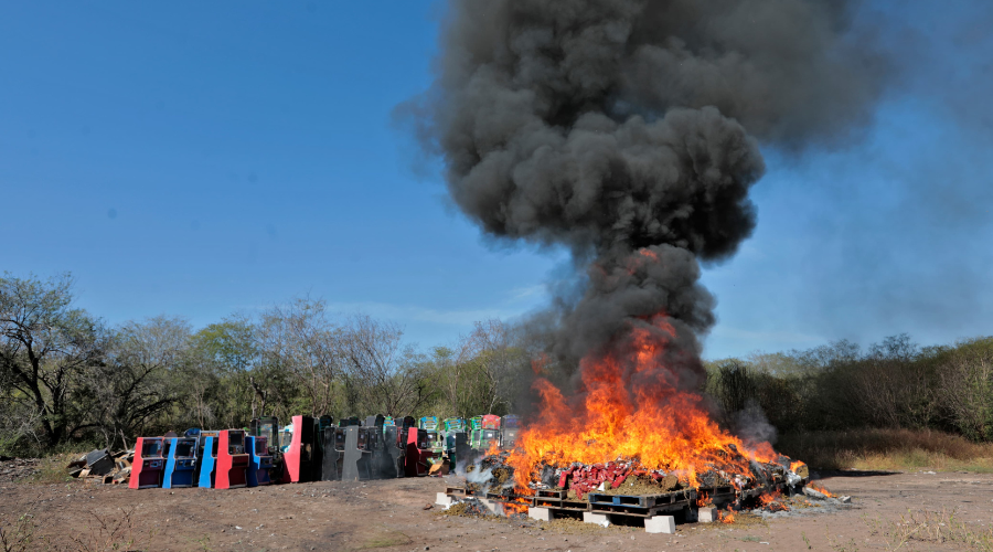 Incineración de objetos ilegales decomisados