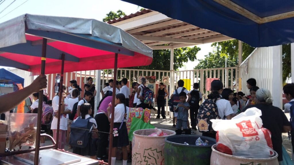 Escuela primaria José Vasconcelos tomada por padres de familia.