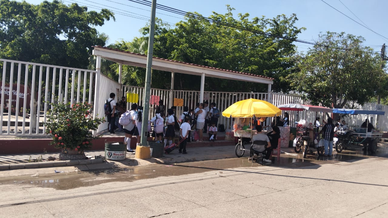 Escuela primaria José Vasconcelos tomada por padres de familia.