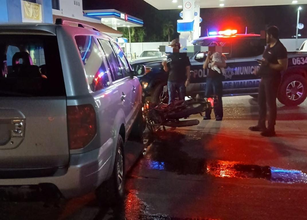 Fuerte colisión entre una motocicleta y una vagoneta dejó a una persona lesionada