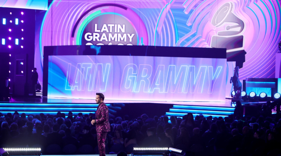 escenario de los Latin Grammy con público