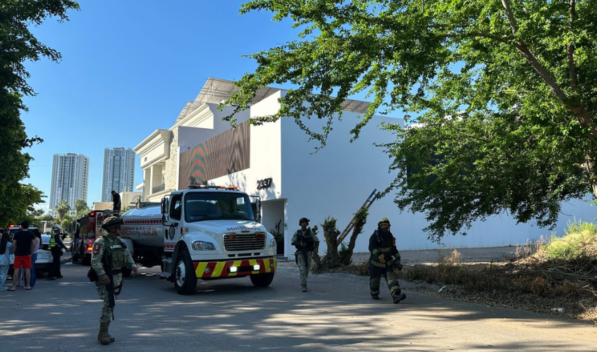 Bomberos y cuerpos de rescate valoran la casa tras incendio