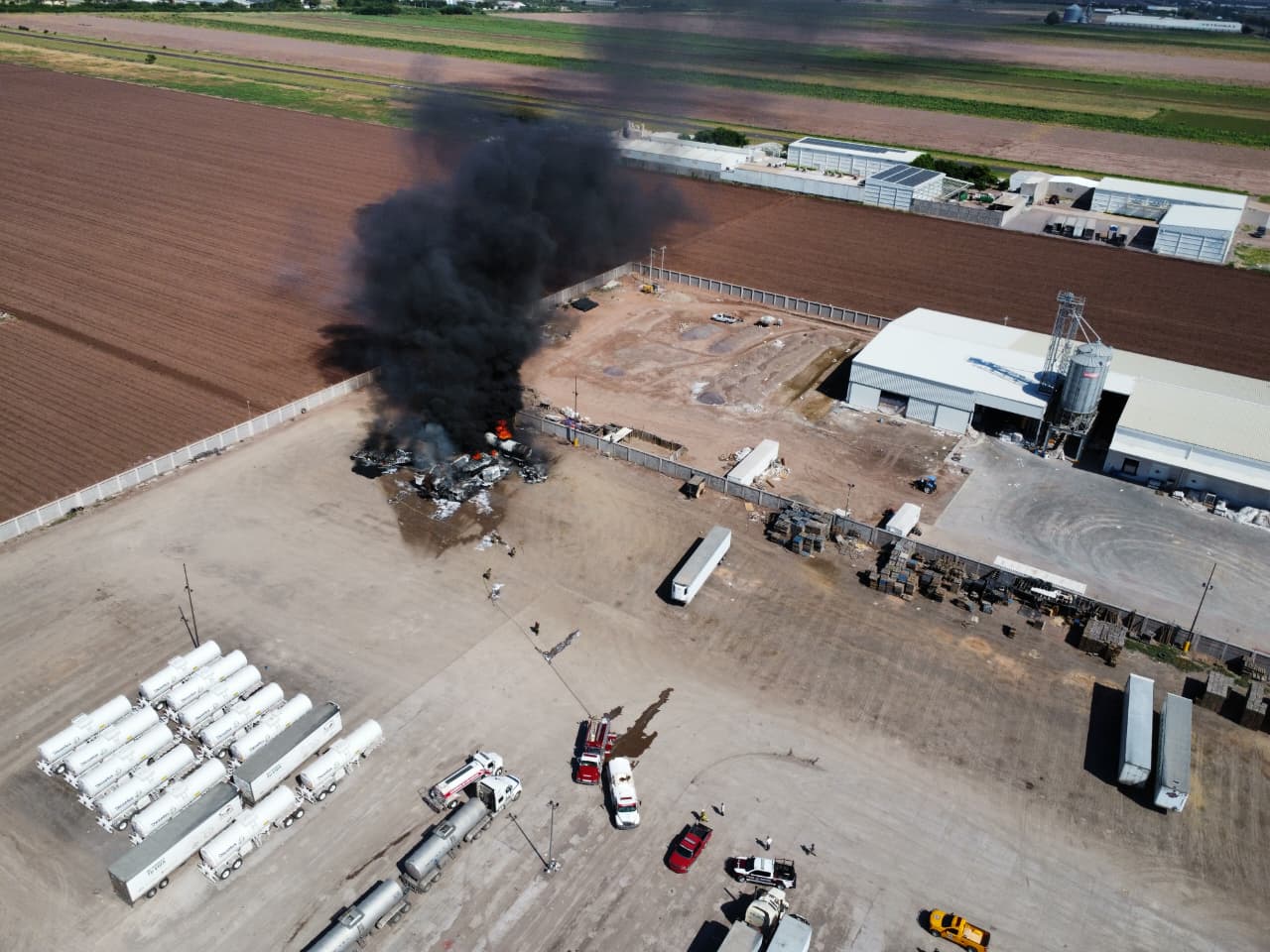 Vista aérea del incendio de la pipa en la zona industrial de Los Mochis.