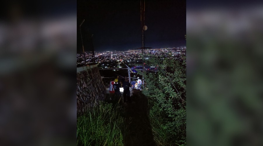 Bomberos de Los Mochis lograron bajar al joven que se encontraba en lo alto de una edificación en el Cerro de La Memoria