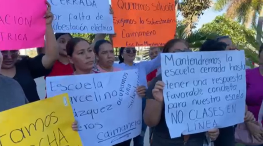 Manifestación de padres de familia por falta de energía eléctrica en la primaria Marcelino Velázquez Calleros