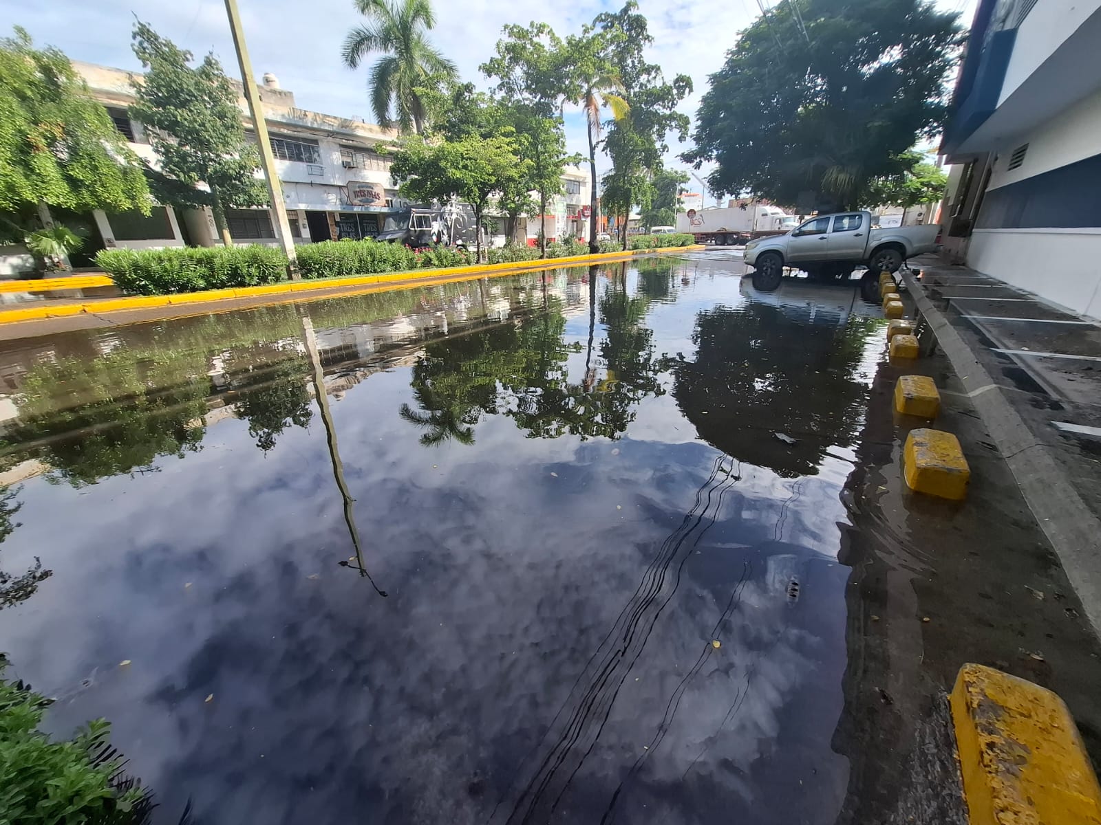 Calles de Mazatlán se llenan de agua por efectos de 