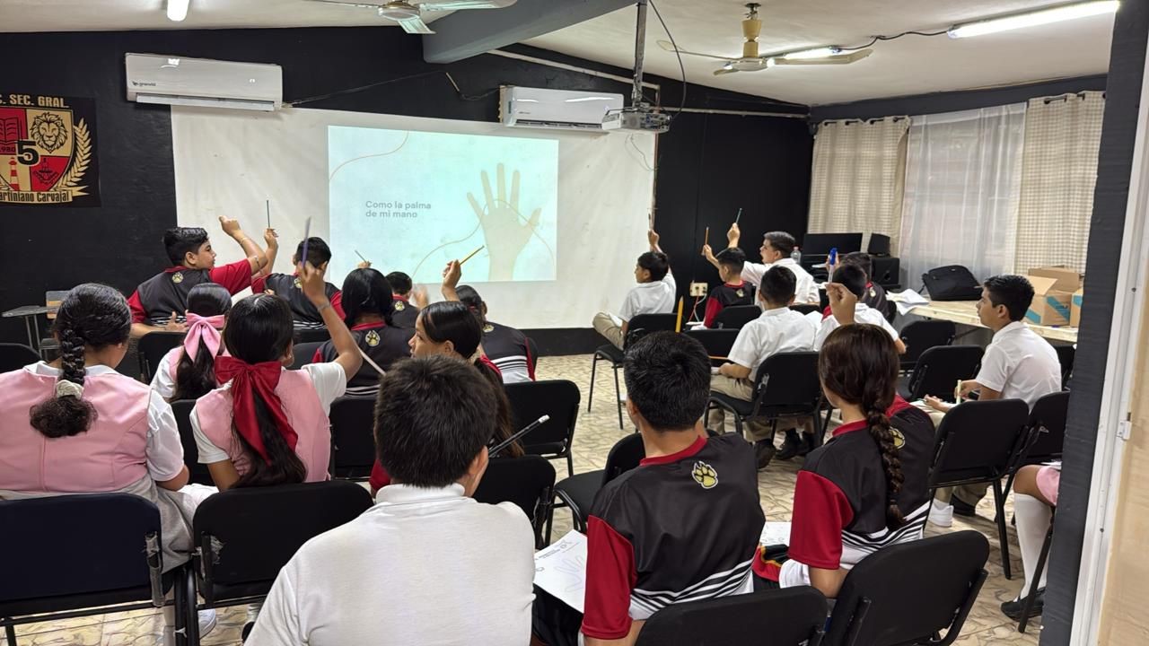 Estudiantes en charla preventiva del consumo de drogas.