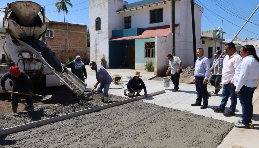 Alcalde Jorge Bojórquez supervisa obras de pavimentación