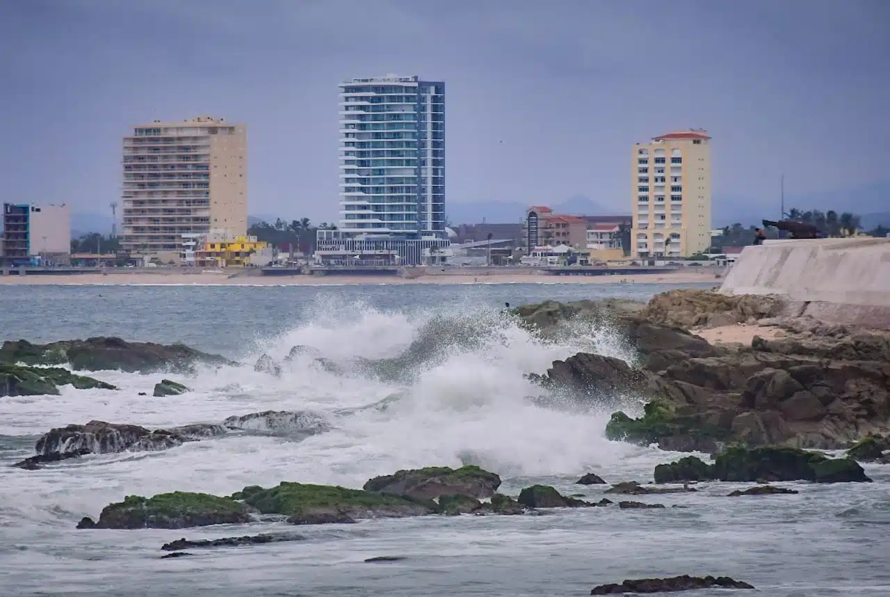 olas fuertes en Mazatlán