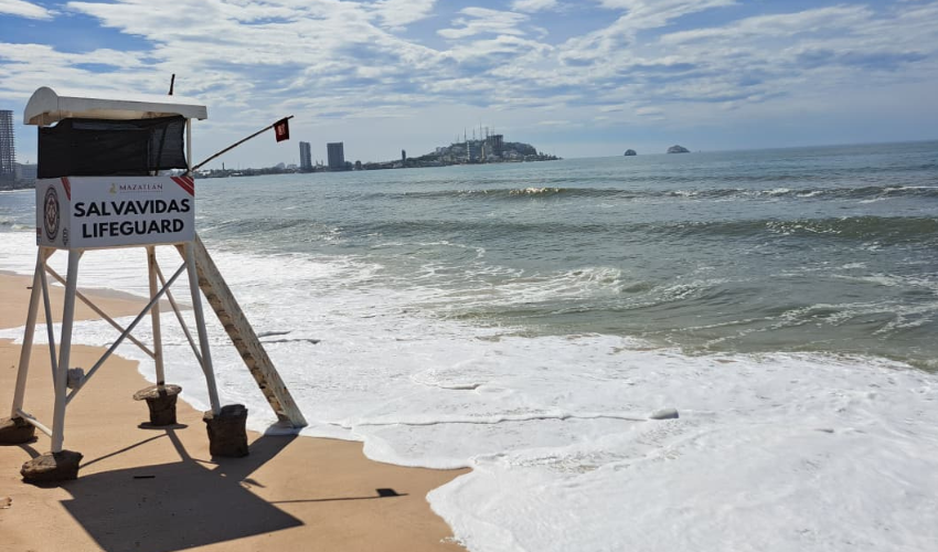 Marea alta en playa de Mazatlán