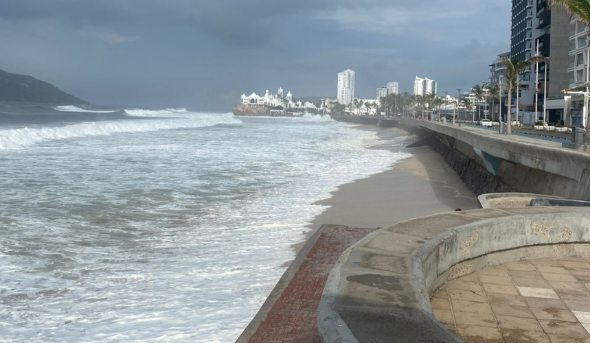 Oleaje elevado en playa de Sinaloa