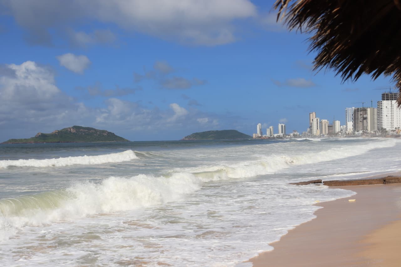 Fuerte oleaje en playa de Mazatlán.