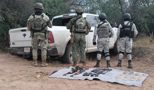 Aseguran armas y cartuchos en vehículo robado en Sonora