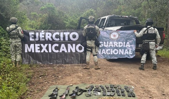 “Narcos” abandonan cinco vehículos con armamentos y granadas en Cotija, Michoacán
