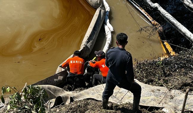 Marina activa plan de emergencia por derrame de hidrocarburos en el río Tuxpan-Pantepec en Veracruz