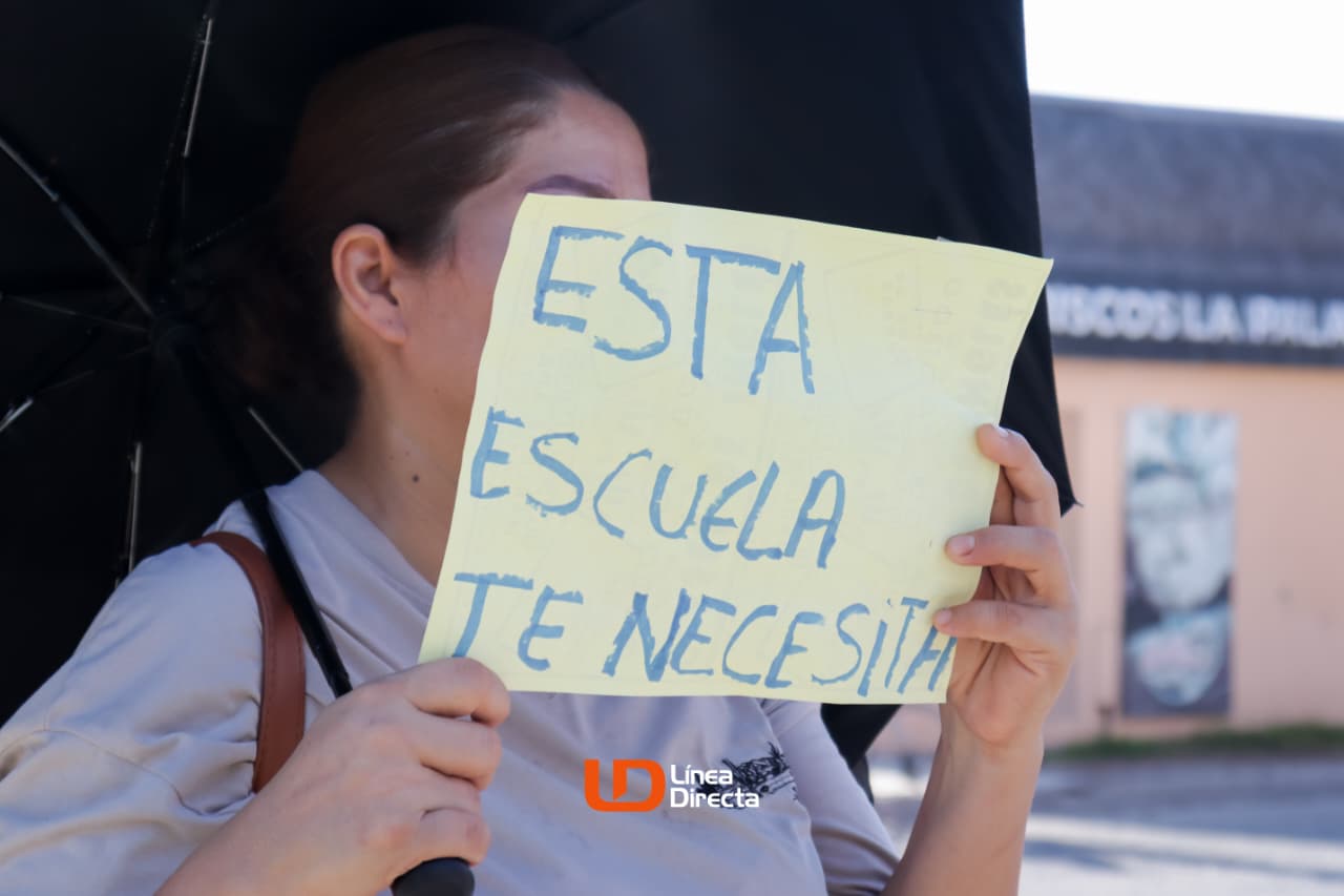 Manifestación de padres de familia ante la situación de la primaria Quetzalcóatl.